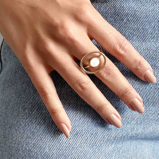 Anillo dorado circular con piedra blanca central bronce baño de rodio y oro 18k bisutería contemporánea