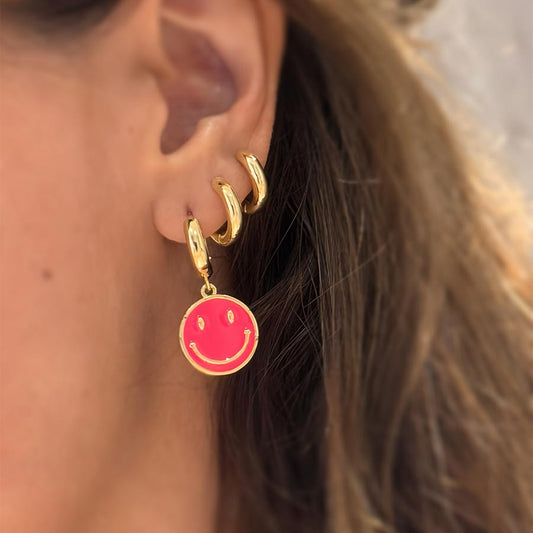 Candongas doradas con carita feliz fucsia