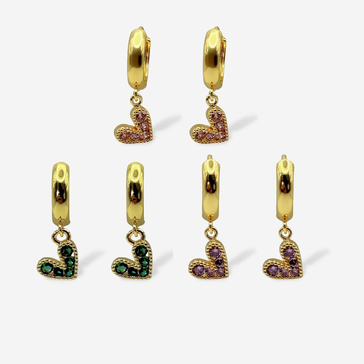 Aretes dorados con dije de corazón brillante