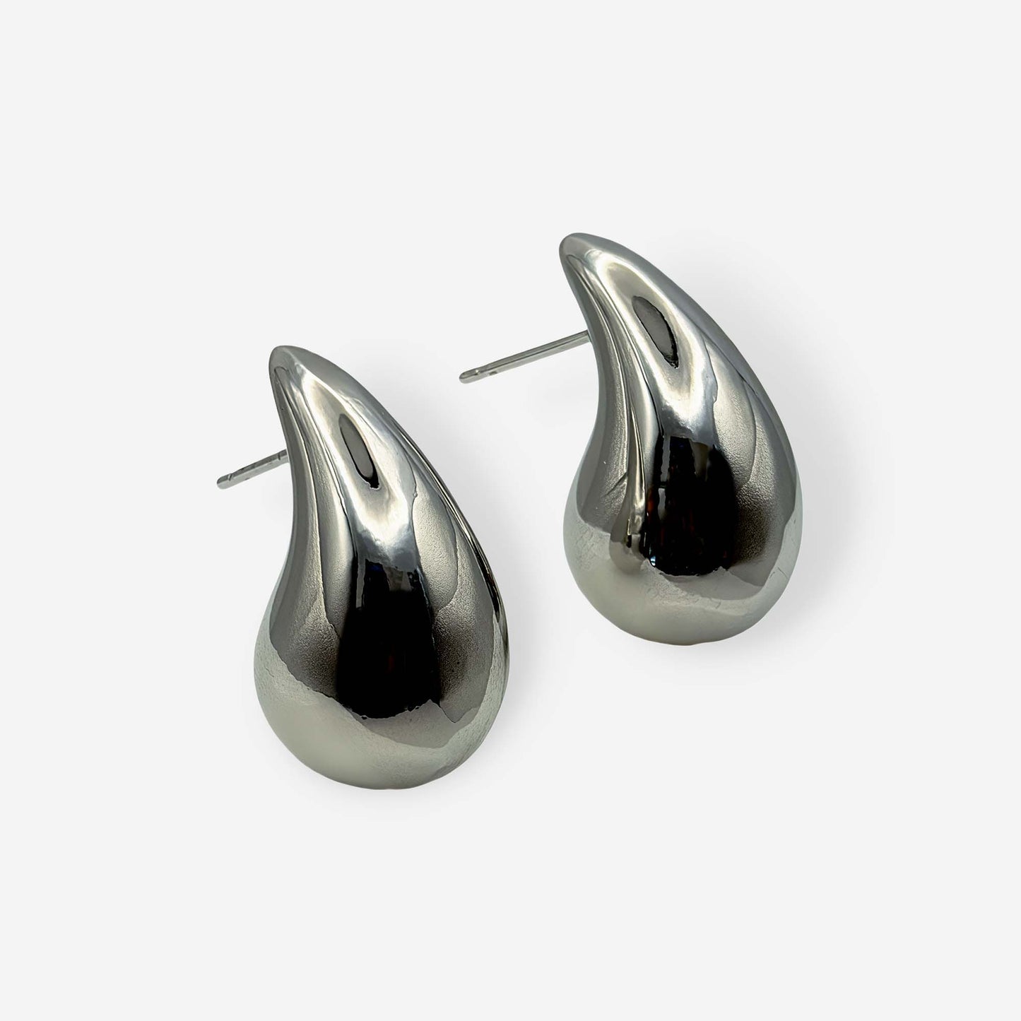 Aretes plateados hipoalergénicos con diseño moderno en forma de lágrima