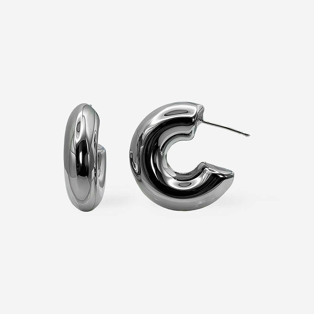 Aretes tipo huggie chunky con baño de rodio, grosor de 8 mm y diseño moderno para mujer.