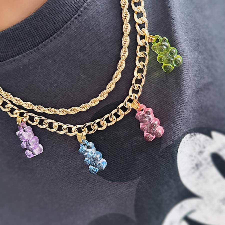 Collar divertido con ositos de colores sobre cadena dorada chunky
