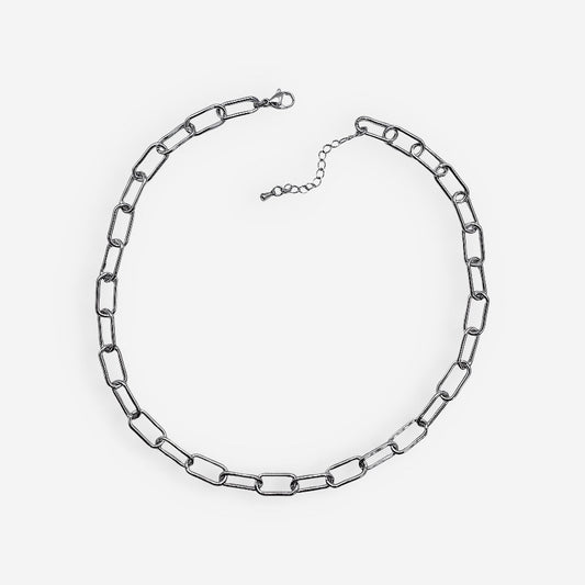 Cadena de eslabones plateada con baño de rodio sobre fondo blanco.