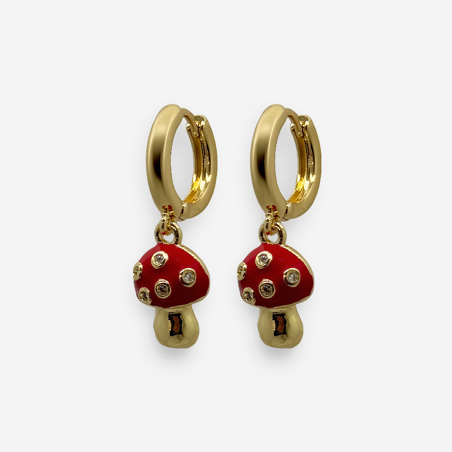 Candongas doradas con dijes de hongos rojos