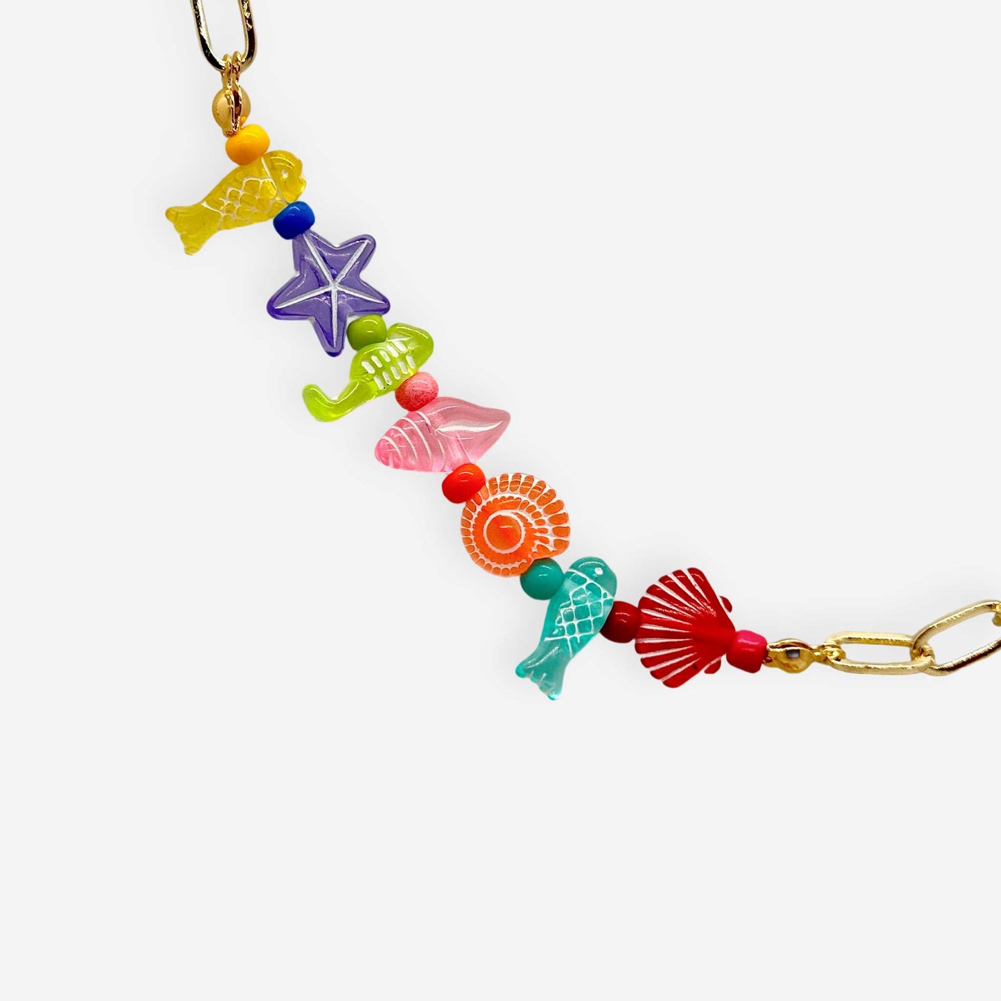 Collar versátil con dijes coloridos al centro o al costado, ideal para layering