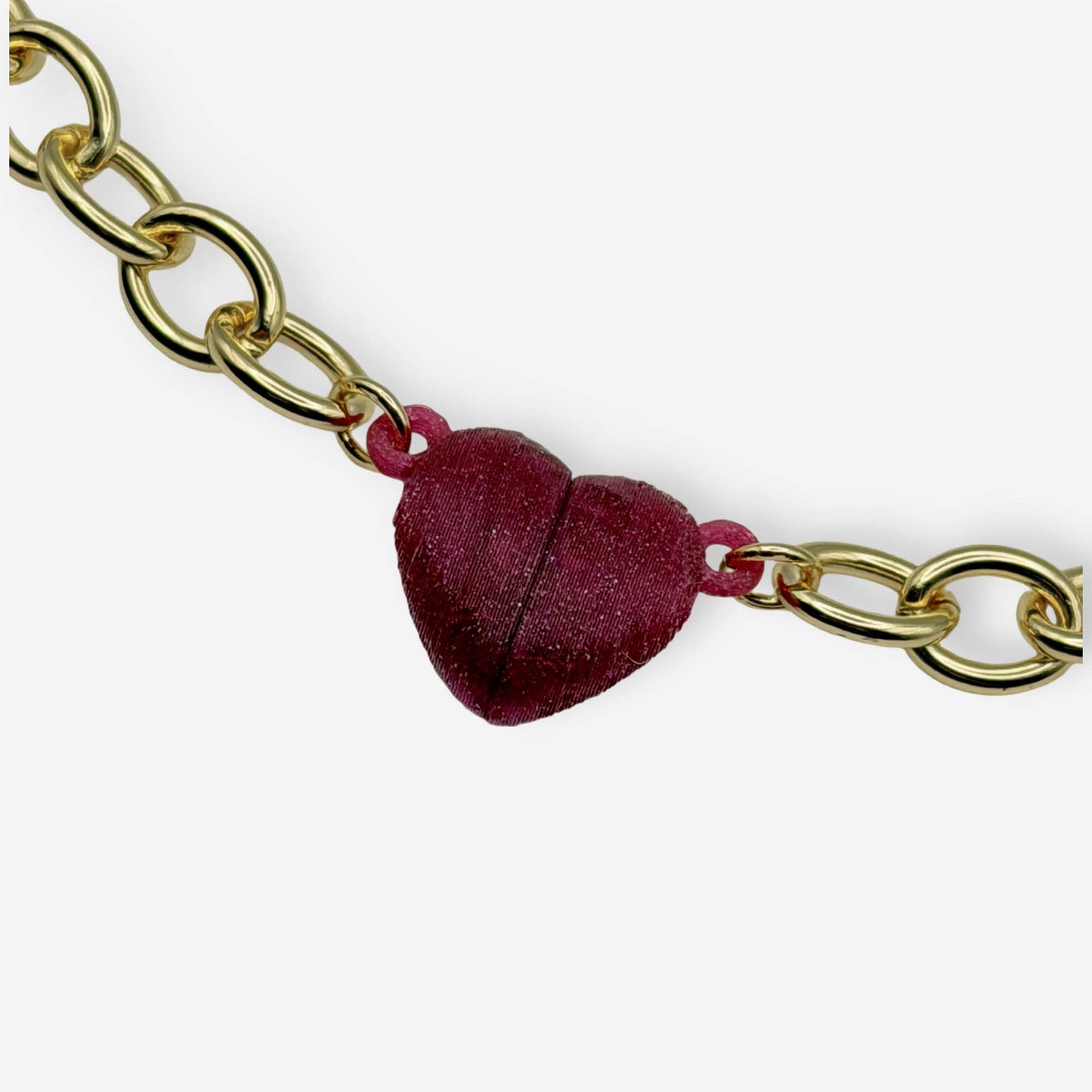 Collar Cierre de Corazón vino glitter con broche magnético de corazón en 3D sobre cadena dorada con baño de oro 18k