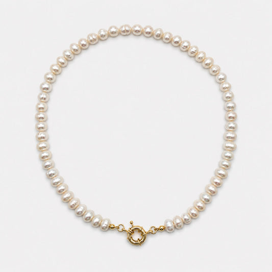Collar de 44,5 centímetros confeccionado con perlas de río naturales y cierre decorativo dorado
