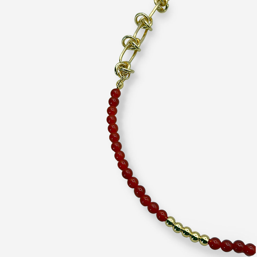 Collar hipoalergénico con cornalina natural roja y cadena dorada ajustable de 45 a 49 centímetros.