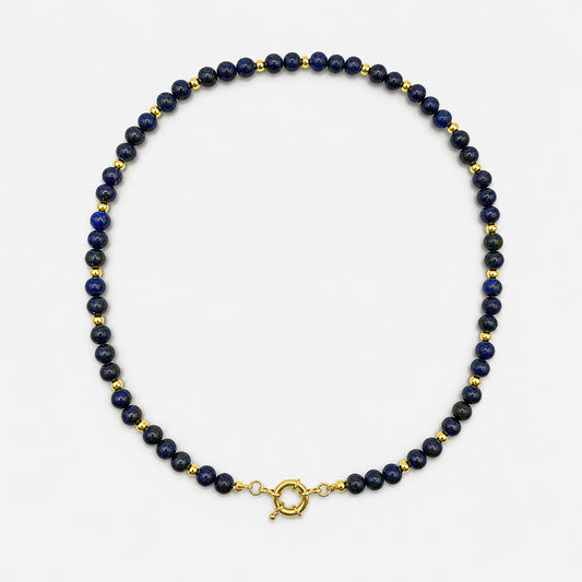 Collar para mujer elaborado con piedras naturales de lapislázuli de 6 mm y detalles dorados con baño de oro de 18K.