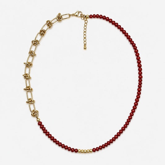 Collar para mujer elaborado en bronce con baño de oro de 18K, cuentas de cornalina roja natural y cadena dorada con detalles de nudo.