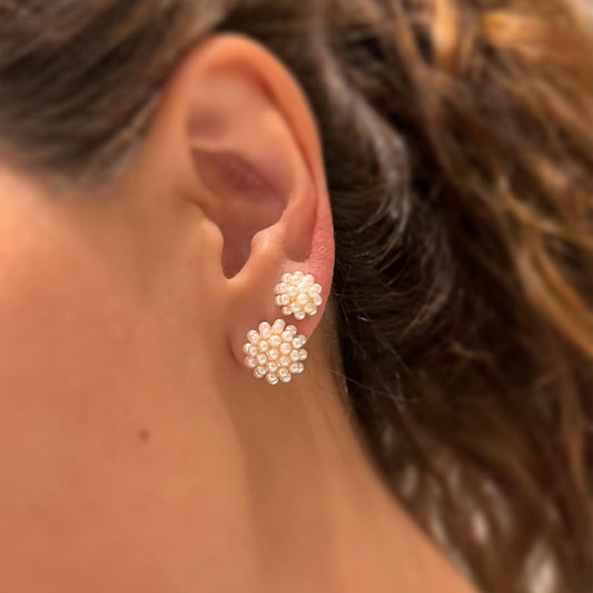 Aretes redondos con perlas agrupadas XS y S