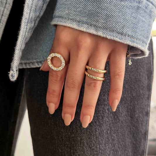 Anillo statement dorado con círculo de circonia talla 8 graduable bisutería fina colombiana