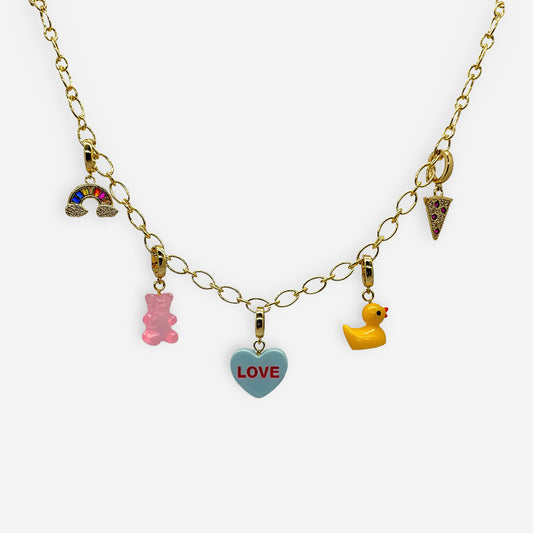 cadena dorada con dijes estilo y2k