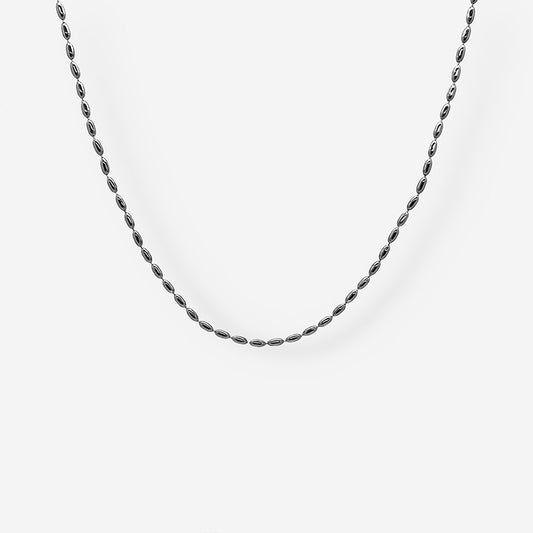 Collar plateado tipo arroz con largo ajustable y diseño elegante