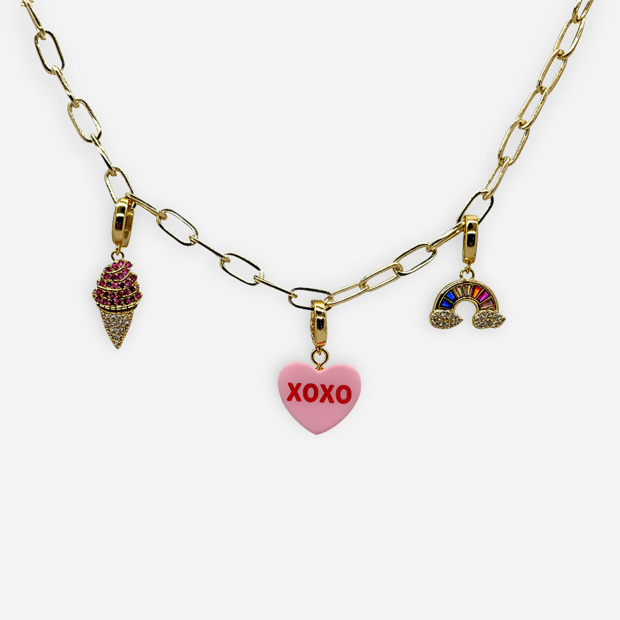 Charm de helado brillante color fucsia con broche en baño de oro 18k