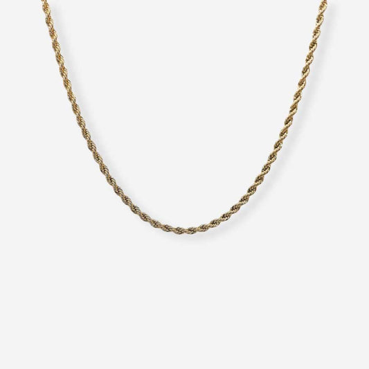 Cadena rope dorada con textura trenzada y acabado brillante sobre fondo blanco