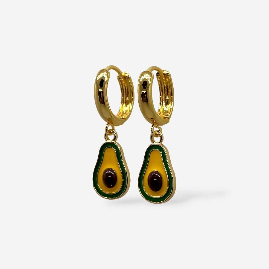 Detalle de candongas doradas con dije de aguacate