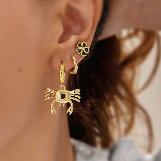 Aretes estilo candonga con colgante de cangrejo, diseño inspirado en el mar