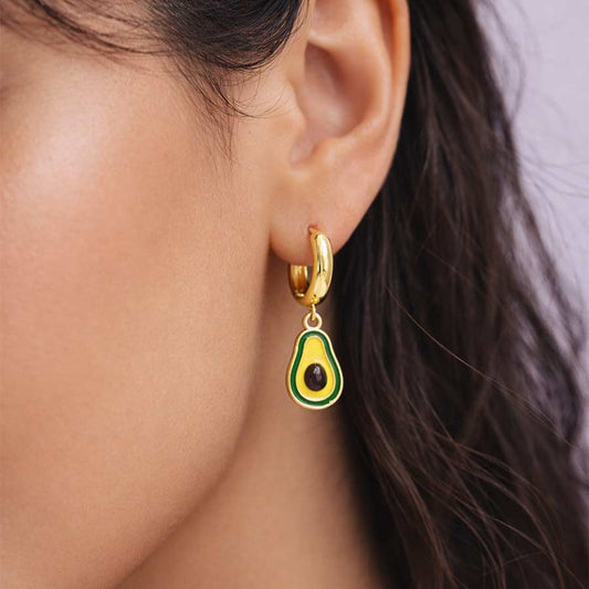 mujer con candongas-con-dije-de-aguacate