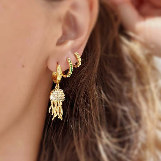 Aretes colgantes de medusa en bronce con baño de oro 18K