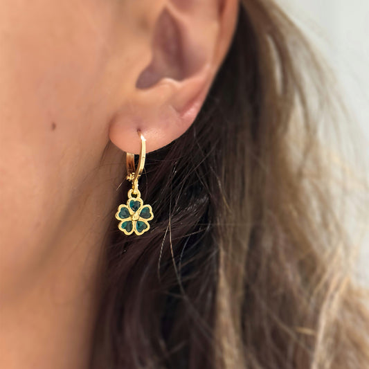 Aretes dorados con dije de trébol verde brillante
