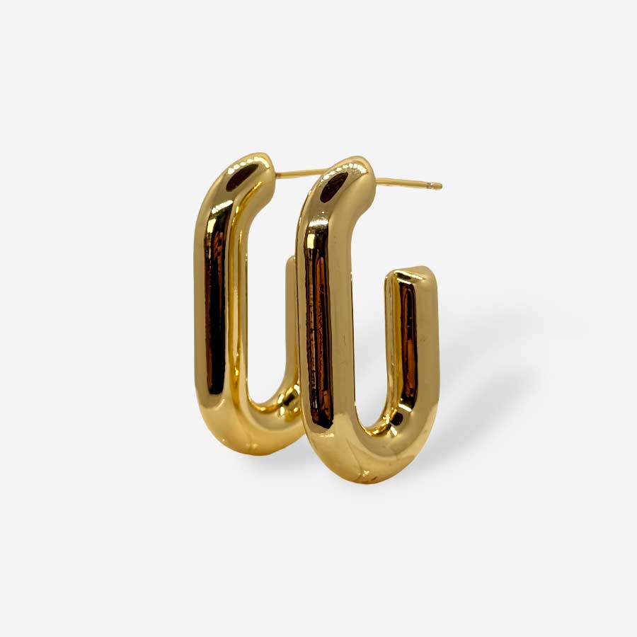 Aretes dorados con forma de U y acabado brillante