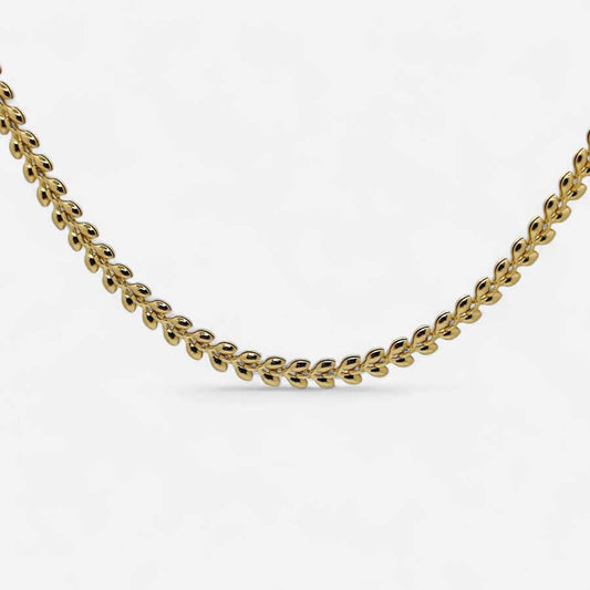 Collar corto dorado con tejido tipo espina de pescado y cierre ajustable, sobre fondo blanco, estilo elegante y versátil.