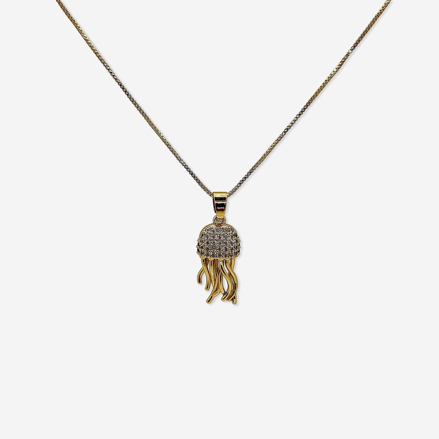 Collar fino con medusa dorada y cadena veneciana, diseño elegante con movimiento