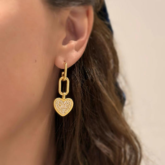 Aretes largos corazón dorado con eslabón rectangular