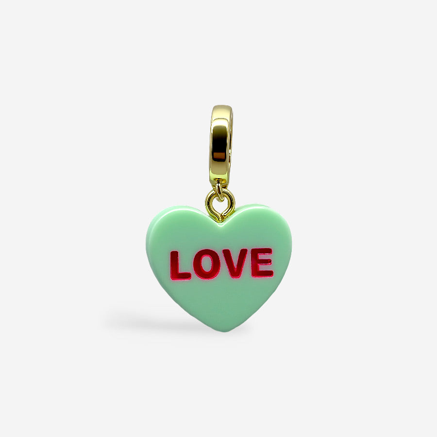 Dije verde pastel con palabra LOVE en rojo, estilo caramelo