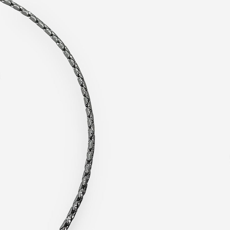 Cadena tejido serpiente plateada con baño de rodio vista extendida.