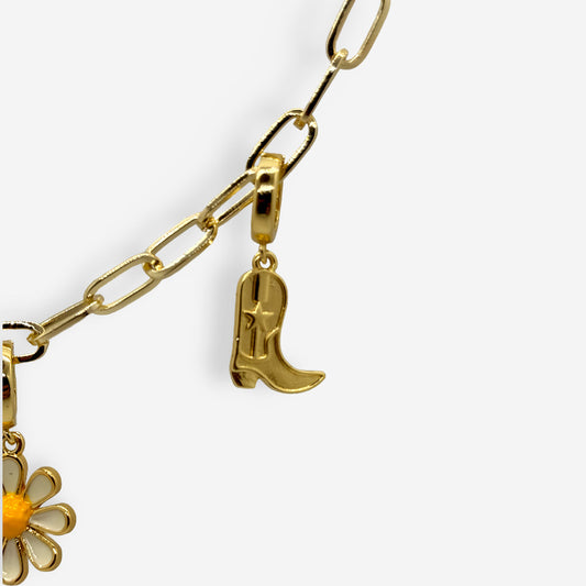 Detalle de la bota vaquera dorada con estrella en el centro