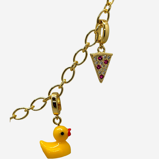 Dije de patito amarillo en resina colgando de aro dorado – vista frontal