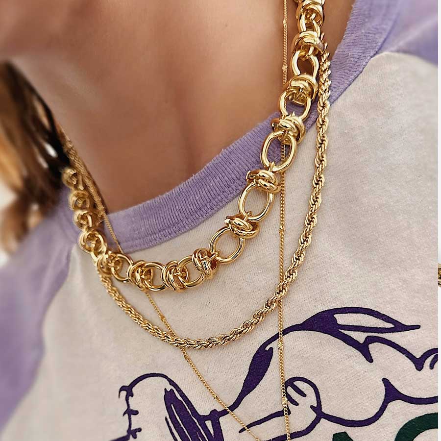 layering con cadena dorada rope