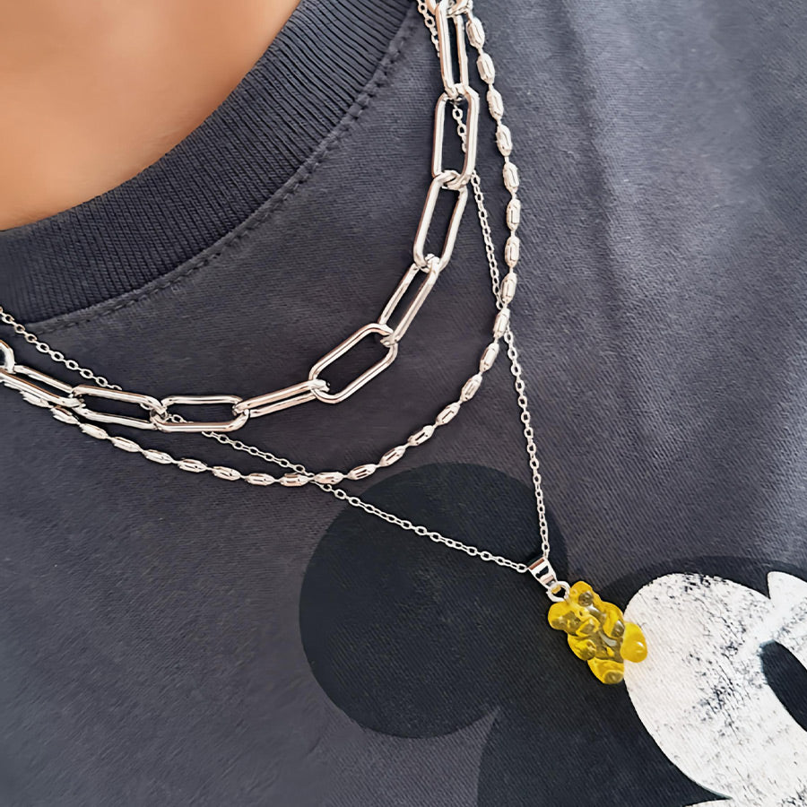 layering-con-cadenas-platadeas-de-eslabones-tejido-de-arroz-y-osito-goma-amarillo