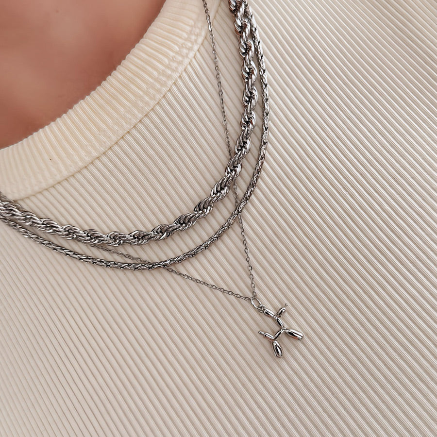 layering-de-collares-plateados-con-cadena-de-tejido-de-serpiente