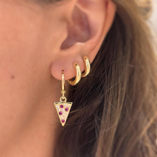 Candongas doradas con incrustaciones fucsias en forma de pizza