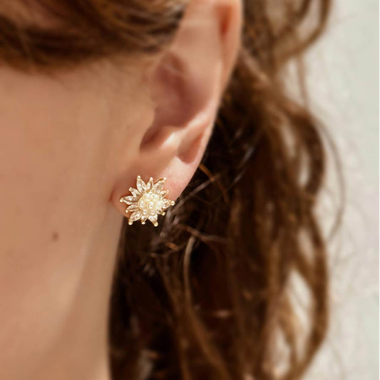 Aretes florales con perlas artificiales y baño de oro
