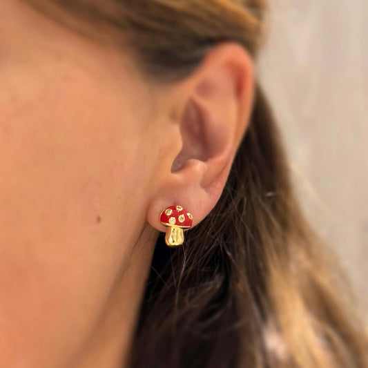 Aretes pequeños en forma de hongo rojo y dorado