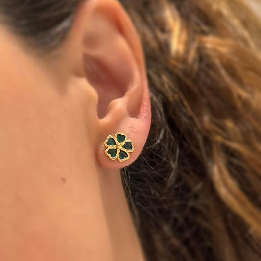 Aretes pequeños en forma de trébol dorado con incrustaciones verdes