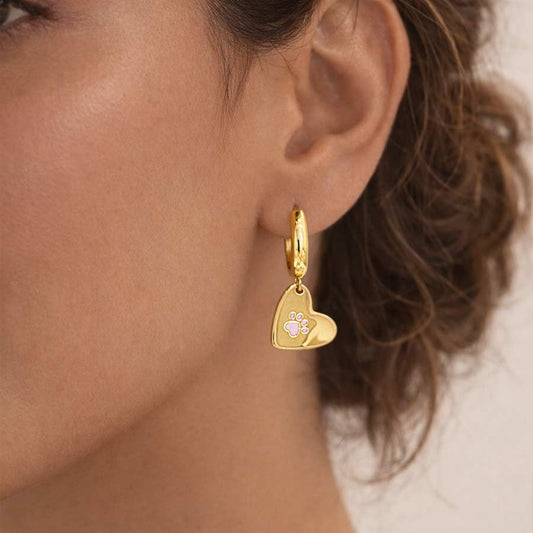 Mujer con Candongas-Corazon-Huella-ROSA