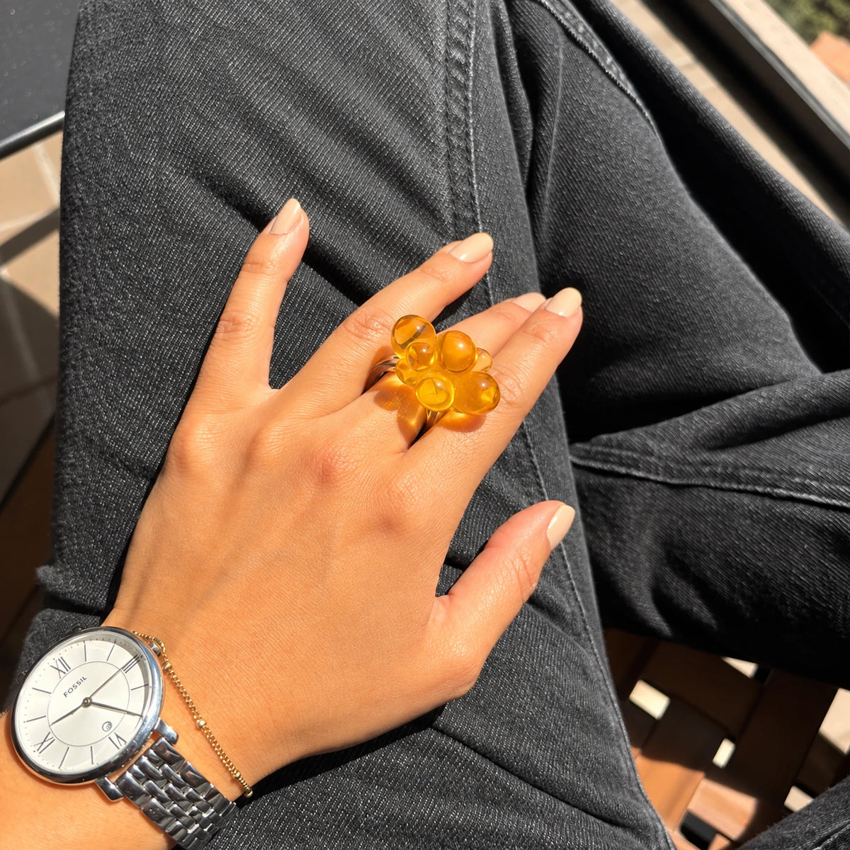 Anillo Bubble Flower amarillo de resina usado en la mano para un look colorido y divertido