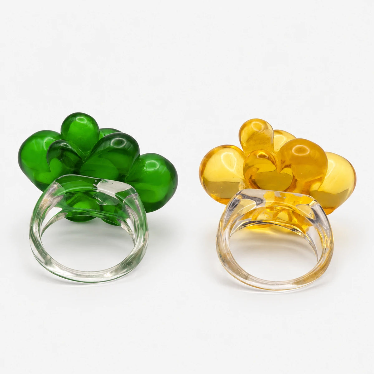 Anillo Bubble Flower verde y amarillo de resina con diseño floral de formas redondeadas y acabado brillante.