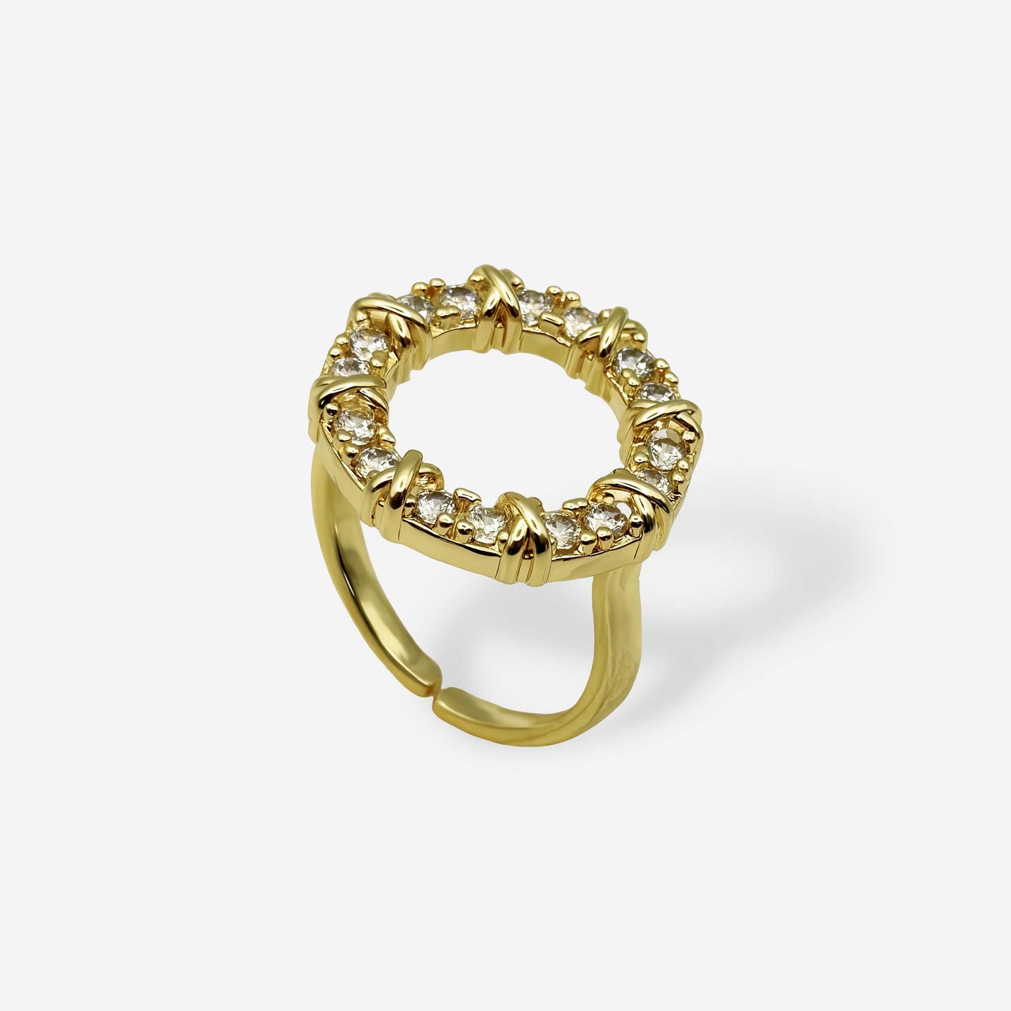 Anillo Círculo de Luz dorado con aro completo de piedras circonia artificial en bronce con baño de oro 18k vista lateral fondo blanco