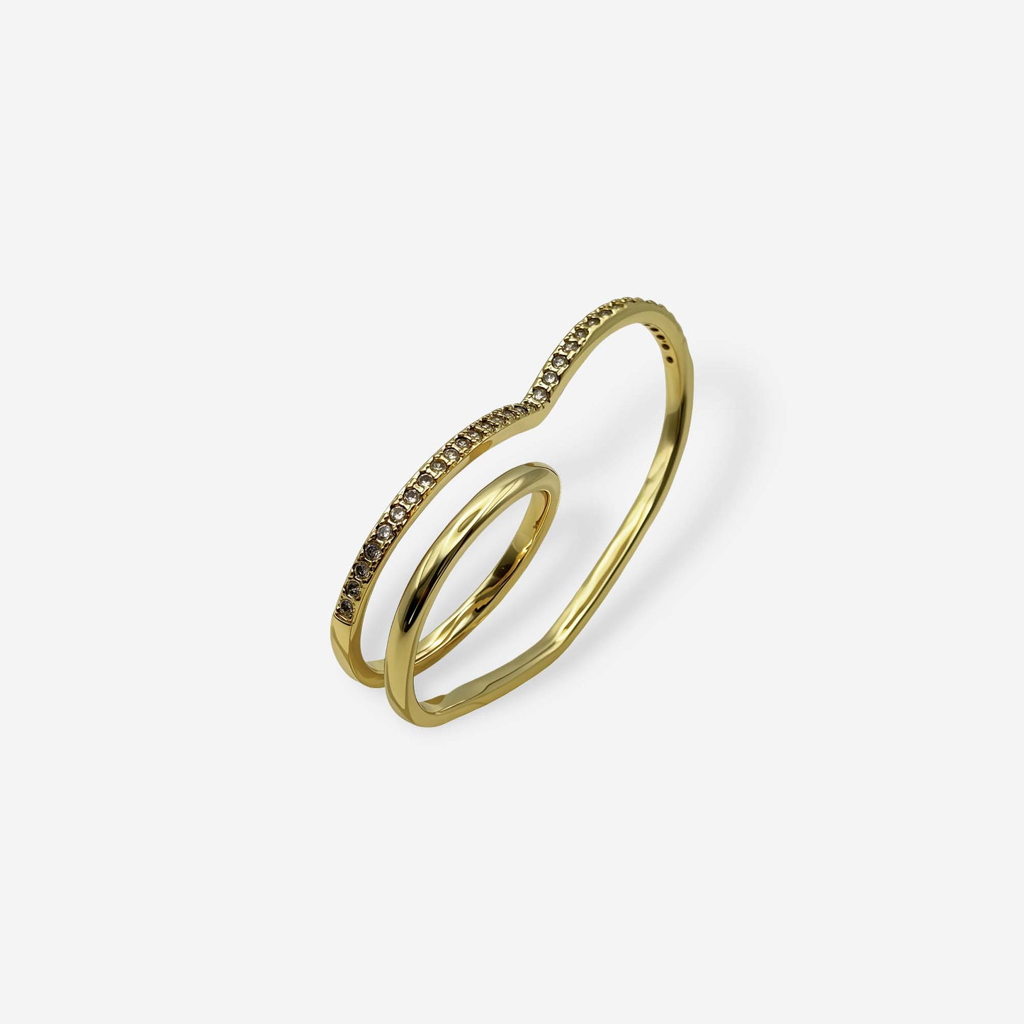 Anillo Doble Línea dorado con banda de circonia artificial y banda lisa en bronce con baño de oro 18k vista lateral sobre fondo blanco