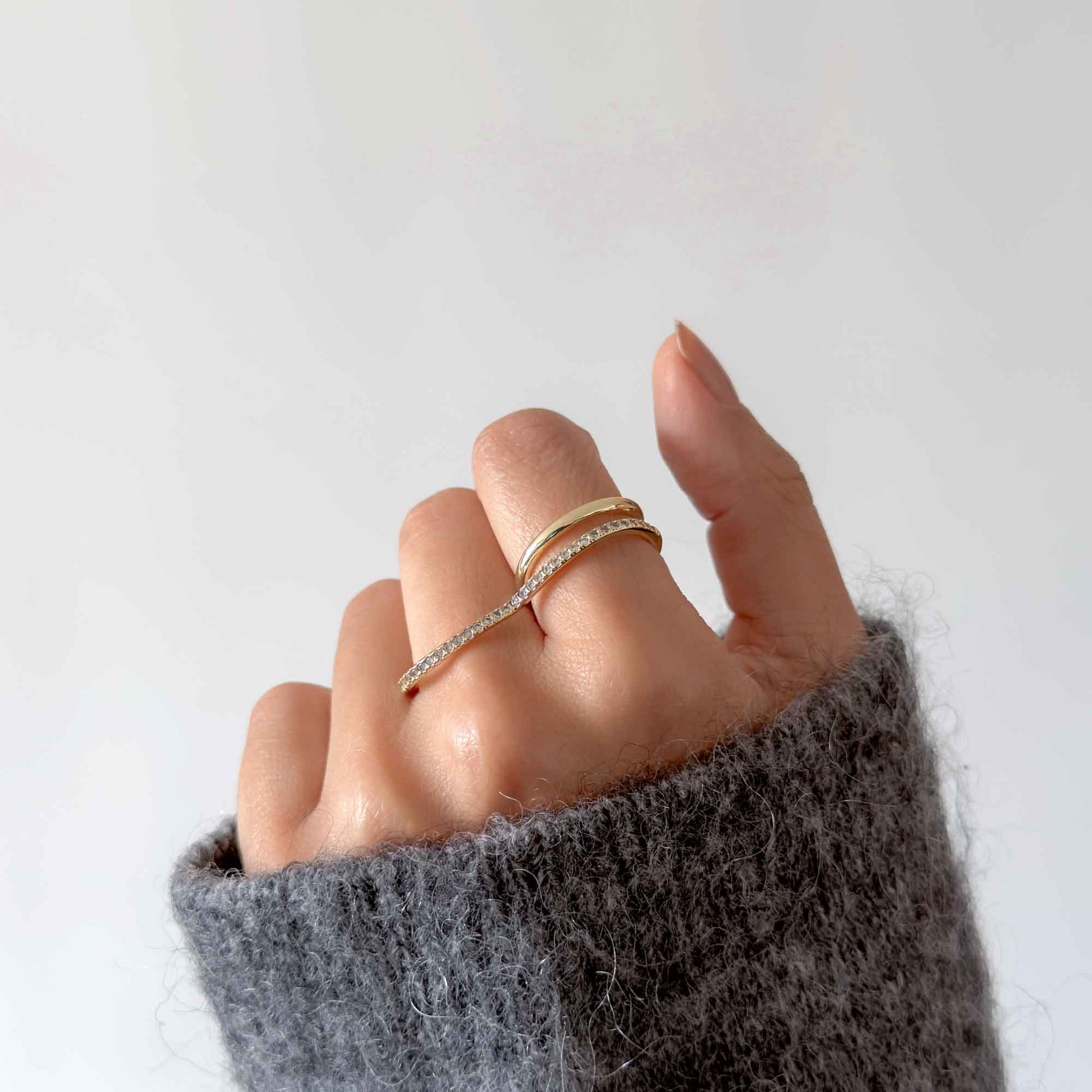 Anillo Doble Línea puesto en dedo índice sobre suéter gris bisutería fina colombiana talla 7