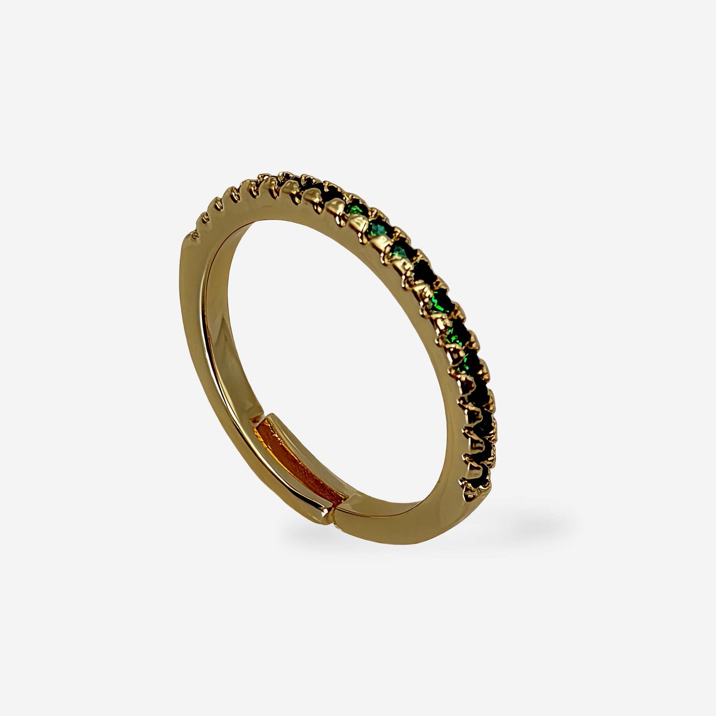 Anillo Esmeralda dorado con banda de circonia artificial color verde esmeralda en bronce con baño de oro 18k vista lateral fondo blanco