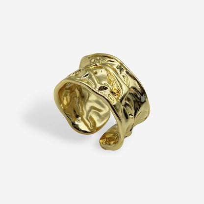 Anillo Lava dorado ancho con textura orgánica fundida en bronce con baño de oro 18k vista lateral sobre fondo blanco