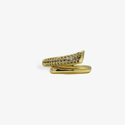 Anillo abierto dorado con diseño contemporáneo