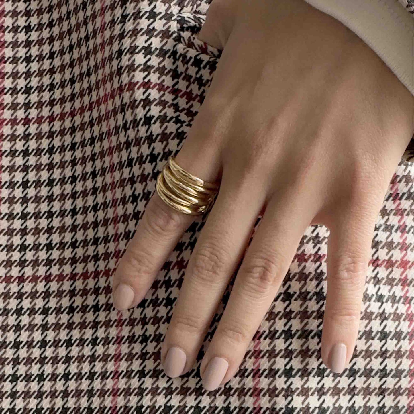 Anillo ancho dorado con diseño de triple banda